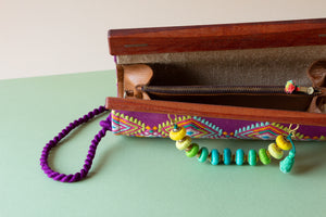 Pochette CEIBA, faite à la main, en bois et tissu multicolore