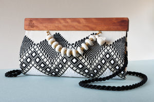 Pochette CEIBA, faite à la main, en bois et tissu noir et blanc