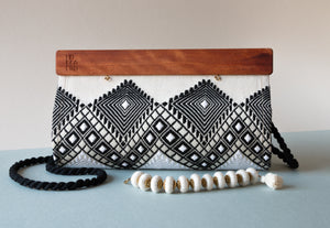 Pochette CEIBA, faite à la main, en bois et tissu noir et blanc