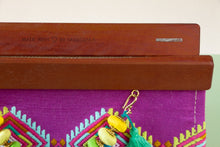 Charger l&#39;image dans la galerie, Pochette CEIBA, faite à la main, en bois et tissu multicolore
